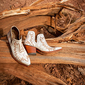 Ariat Women's Dixon Bright Light Western Shorty Boot #7