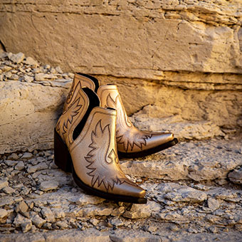 Ariat Women's Dixon Gold Buckle Western Shorty Boot #7